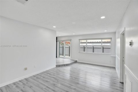 House in Hialeah, Florida 4 bedrooms, 187.2 sq.m. № 2392866 - photo 21