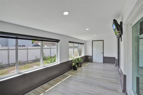 House in Hialeah, Florida 4 bedrooms, 187.2 sq.m. № 2392866 - photo 10
