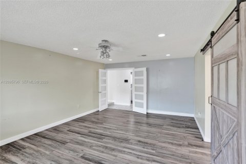 House in Hialeah, Florida 4 bedrooms, 187.2 sq.m. № 2392866 - photo 26