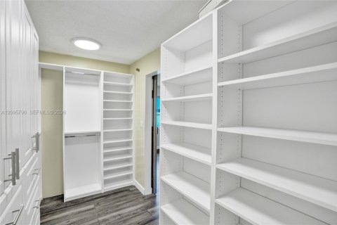 House in Hialeah, Florida 4 bedrooms, 187.2 sq.m. № 2392866 - photo 27