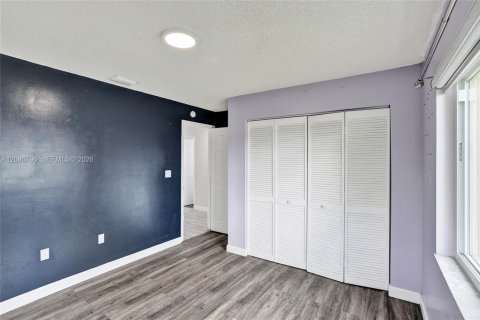 House in Hialeah, Florida 4 bedrooms, 187.2 sq.m. № 2392866 - photo 5