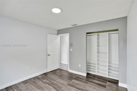 House in Hialeah, Florida 4 bedrooms, 187.2 sq.m. № 2392866 - photo 3