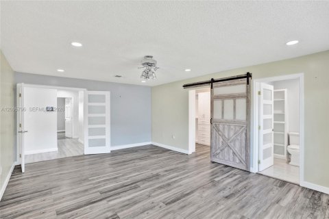 House in Hialeah, Florida 4 bedrooms, 187.2 sq.m. № 2392866 - photo 25