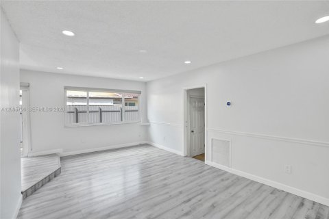 House in Hialeah, Florida 4 bedrooms, 187.2 sq.m. № 2392866 - photo 22