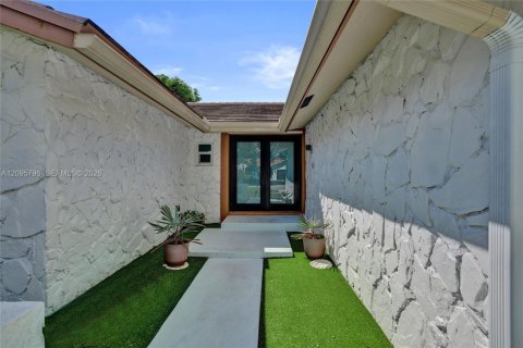 House in Hialeah, Florida 4 bedrooms, 187.2 sq.m. № 2392866 - photo 17