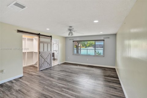 House in Hialeah, Florida 4 bedrooms, 187.2 sq.m. № 2392866 - photo 24