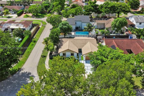 House in Hialeah, Florida 4 bedrooms, 187.2 sq.m. № 2392866 - photo 16