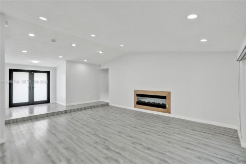 House in Hialeah, Florida 4 bedrooms, 187.2 sq.m. № 2392866 - photo 19