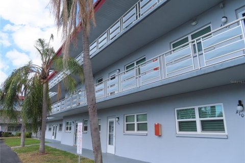 Condo in Saint Petersburg, Florida, 1 bedroom  № 1548787 - photo 18