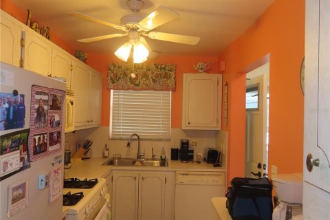 Condo in Saint Petersburg, Florida, 1 bedroom  № 1548787 - photo 13