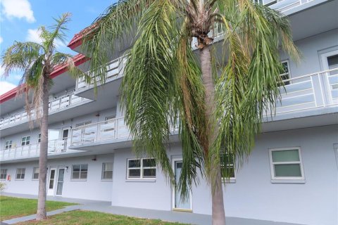 Condo in Saint Petersburg, Florida, 1 bedroom  № 1548787 - photo 1