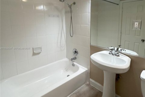 Снять в аренду квартиру в Форт-Лодердейл, Флорида 1 спальня, 46.45м2, № 1990988 - фото 6