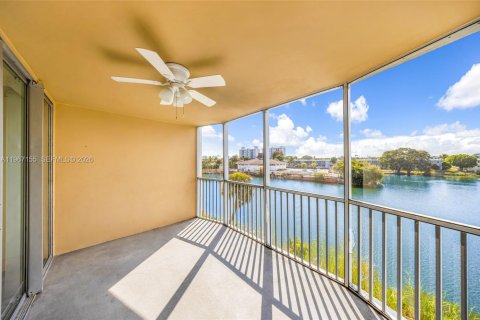 Condo in Miami, Florida, 2 bedrooms  № 2042707 - photo 9