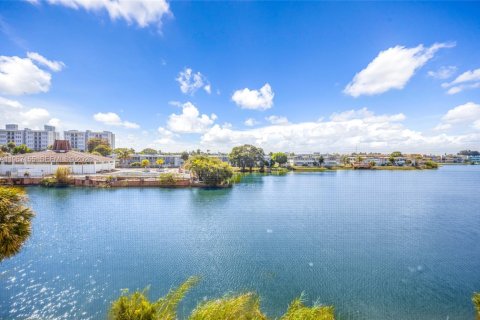 Condo in Miami, Florida, 2 bedrooms  № 2042707 - photo 11