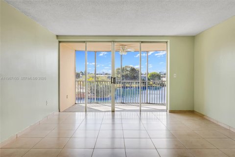 Condo in Miami, Florida, 2 bedrooms  № 2042707 - photo 7