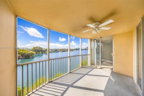 Condo in Miami, Florida, 2 bedrooms  № 2042707 - photo 10