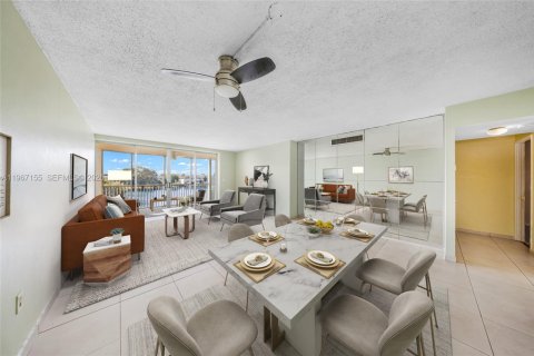 Condo in Miami, Florida, 2 bedrooms  № 2042707 - photo 14