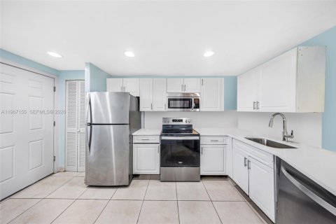 Condo in Miami, Florida, 2 bedrooms  № 2042707 - photo 20