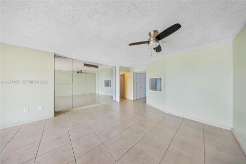 Condo in Miami, Florida, 2 bedrooms  № 2042707 - photo 12