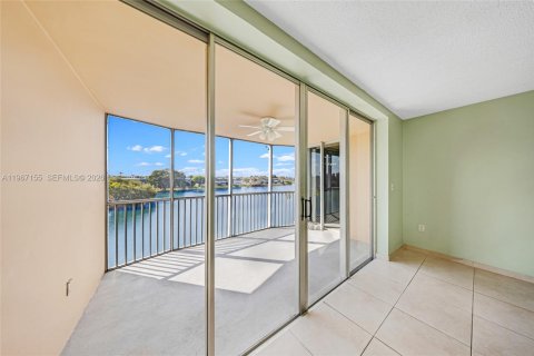 Condo in Miami, Florida, 2 bedrooms  № 2042707 - photo 6