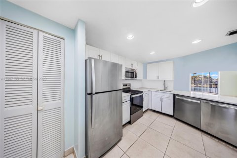Condo in Miami, Florida, 2 bedrooms  № 2042707 - photo 19
