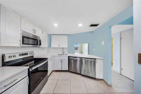 Condo in Miami, Florida, 2 bedrooms  № 2042707 - photo 23