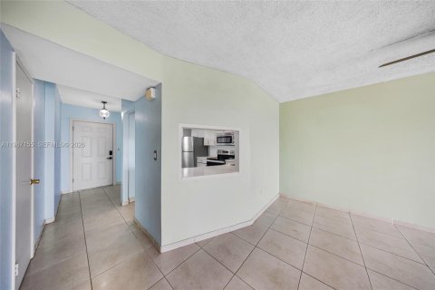 Condo in Miami, Florida, 2 bedrooms  № 2042707 - photo 17