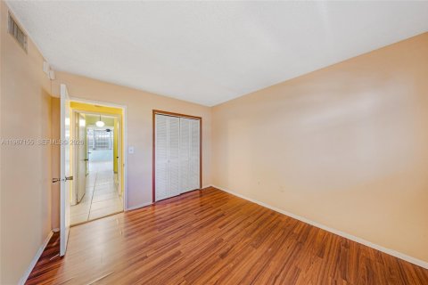 Condo in Miami, Florida, 2 bedrooms  № 2042707 - photo 24