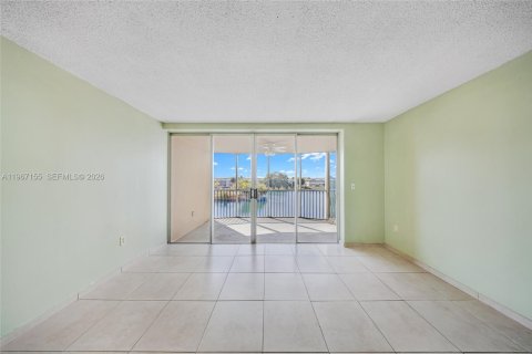 Condo in Miami, Florida, 2 bedrooms  № 2042707 - photo 2