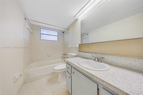 Condo in Miami, Florida, 2 bedrooms  № 2042707 - photo 27