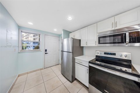 Condo in Miami, Florida, 2 bedrooms  № 2042707 - photo 21