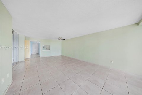 Condo in Miami, Florida, 2 bedrooms  № 2042707 - photo 15
