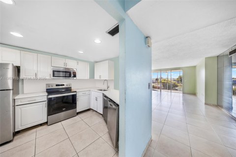 Condo in Miami, Florida, 2 bedrooms  № 2042707 - photo 18