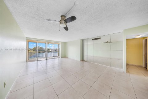 Condo in Miami, Florida, 2 bedrooms  № 2042707 - photo 13