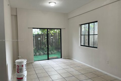 Propiedad comercial en venta en Miami, Florida № 1938609 - foto 19