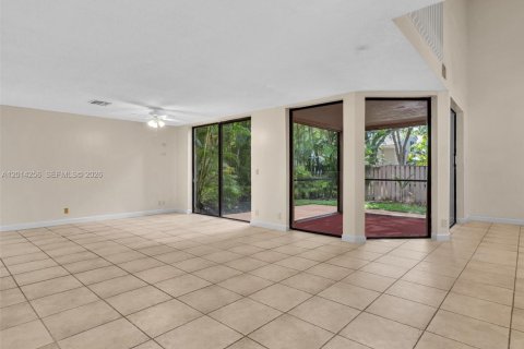 Villa ou maison à louer à Plantation, Floride: 4 chambres, 191.38 m2 № 2076240 - photo 4