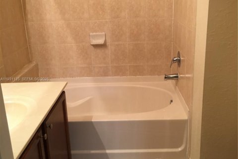 Снять в аренду кондоминиум в Дорал, Флорида 3 спальни, 116.69м2, № 1989640 - фото 12