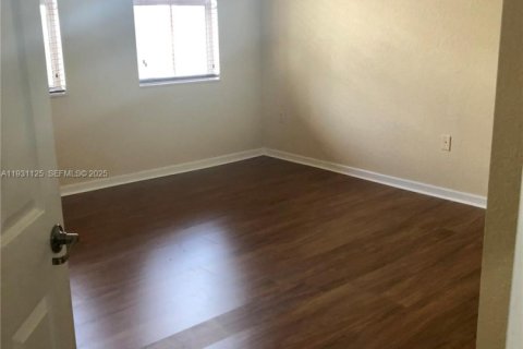 Снять в аренду кондоминиум в Дорал, Флорида 3 спальни, 116.69м2, № 1989640 - фото 9