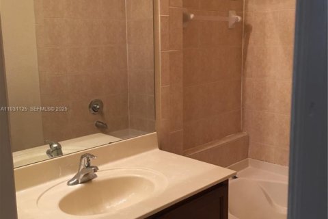 Снять в аренду кондоминиум в Дорал, Флорида 3 спальни, 116.69м2, № 1989640 - фото 11