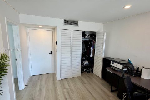 Condo in Sunny Isles Beach, Florida, 1 bedroom  № 2003249 - photo 15