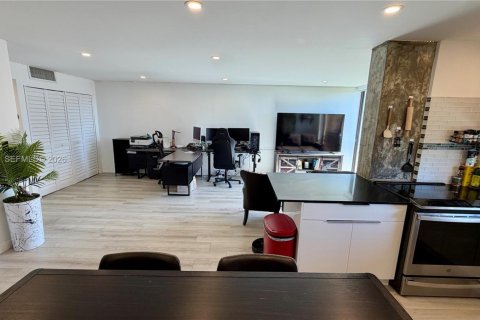 Condo in Sunny Isles Beach, Florida, 1 bedroom  № 2003249 - photo 4