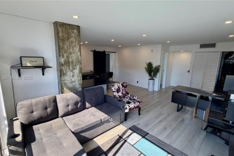 Condo in Sunny Isles Beach, Florida, 1 bedroom  № 2003249 - photo 2