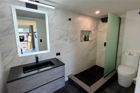 Condo in Sunny Isles Beach, Florida, 1 bedroom  № 2003249 - photo 26