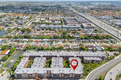 Condominio en venta en Hialeah, Florida, 1 dormitorio, 76.18 m2 № 1986524 - foto 28