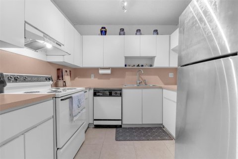 Condominio en venta en Hialeah, Florida, 1 dormitorio, 76.18 m2 № 1986524 - foto 1