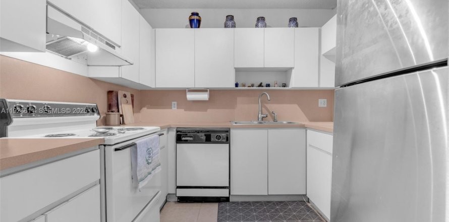 Condominio en Hialeah, Florida, 1 dormitorio № 1986524