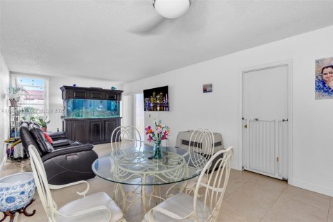 Condominio en venta en Hialeah, Florida, 1 dormitorio, 76.18 m2 № 1986524 - foto 4
