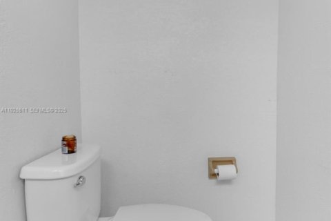 Condominio en venta en Hialeah, Florida, 1 dormitorio, 76.18 m2 № 1986524 - foto 12