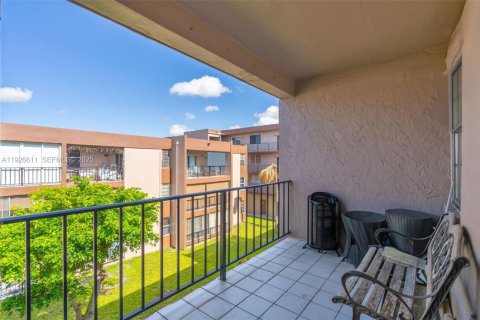 Condominio en venta en Hialeah, Florida, 1 dormitorio, 76.18 m2 № 1986524 - foto 20