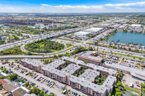 Condominio en venta en Hialeah, Florida, 1 dormitorio, 76.18 m2 № 1986524 - foto 25